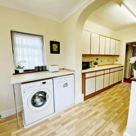 Barking London House Sleeps 12 - Parking - Train Tube - Airport Villa